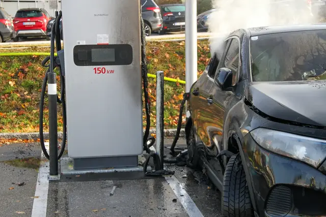 Das Fahrzeug hatte beim Laden an einer 150-kW-Ladesäule Feuer gefangen. Die genaue Ursache zum Brand wird nun von der Salzburger Polizei ermittelt. | Foto: Freiwillige Feuerwehr Oberndorf