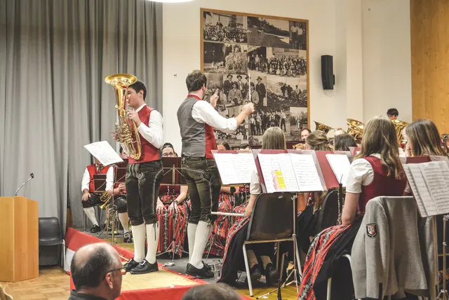 Christoph Nitsch am Tenorhorn neben Kapellmeister Mathias Hager. | Foto: TMK Pfarrwerfen