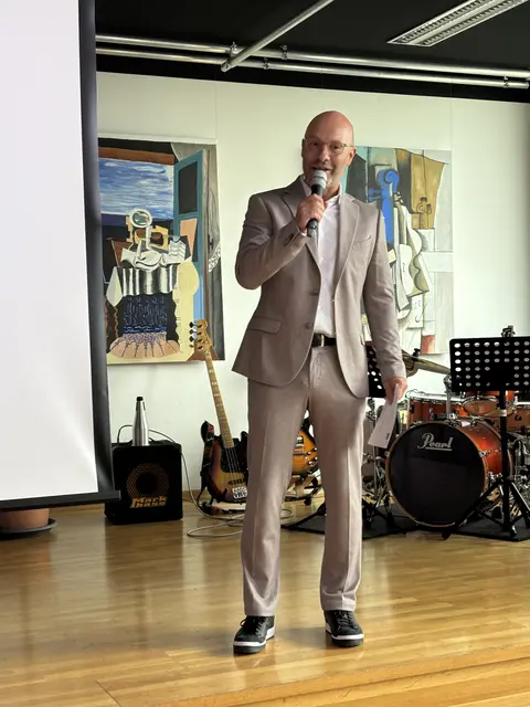 ORF-Moderator und Absolvent des Schärdinger Gymnasiums, Dennis Bankowsky, führte in launig-humorvoller Weise durch die Festakt-Veranstaltung. | Foto: MeinBezirk/Michelle Bichler