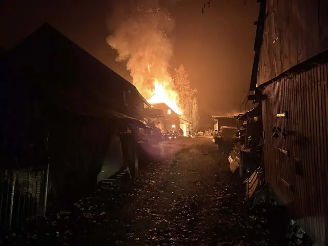 Beim Eintreffen der Feierwehren stand das Gebäude bereits in Vollbrand. | Foto: Feuerwehr Liezen-Stadt