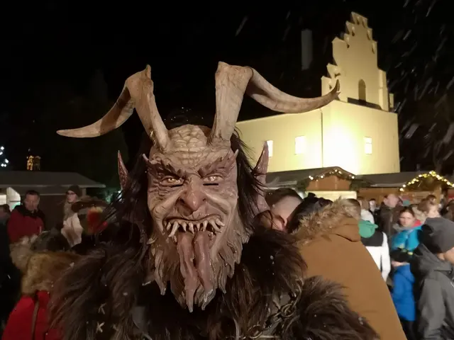  Am Samstag und Sonntag finden um 18 Uhr Perchtenläufe statt. | Foto: Bücherei Obernberg