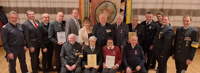 stehend: Kontrollinspektor Edwin Hauer (PI Laa/Thaya), Rotes Kreuz Bezirksstellen Geschäftsführer Bernhard KARL, Erich Wagendristl sen., Erich Filipsky, Stadtrat Christian Nikodym, Bürgermeisterin Hofrat Brigitte Ribisch, HBO Walter Kirchsteiger, Ehrenobmann STV Ferdinand Wiesinger, Obmann OV Kottingneusiedl Adolf Nitsch, BM Friedrich Stecher-Dengler (FF Laa/Thaya), Obmann Günter Stanosch, Kassier Stadtverband Michael Mautner, Bezirksobmann Laa/Thaya - Thomas Appel

sitzend: Ehrenobmann des Bezirks Laa/Thaya - Josef Ofner, Friederike Wiesinger, Hannelore Dorn, Ehrenobmann STV Herbert Nikodym. | Foto: ÖKB Stadtverbandes Laa/Thaya
