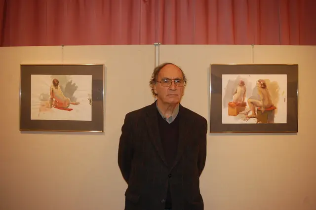 Der Währinger Künstler Utz Rothe verstarb an den Folgen einer Rauchgasvergiftung, nachdem ein Feuer in seinem Atelier ausgebrochen war. Auf dem Foto: Rothe vor seinen Aquarellakten 2014. (Archivfoto) | Foto: Christine Zippel