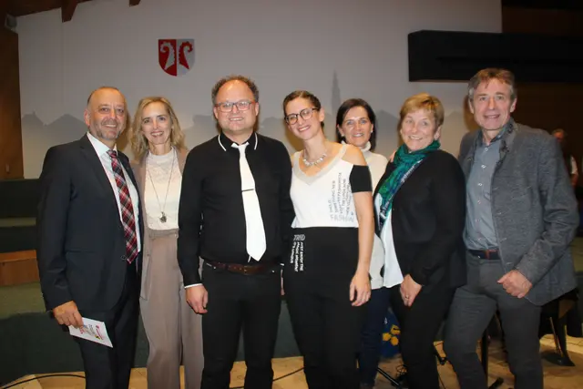 Die Ortschefs von Kematen Klaus Gritsch (l.) mit Gattin Nicole, Josef Giner (r. ) mit Gattin Anni und Unterperfer Vizebürgermeisterin Alexandra Norz (3.v.r.) nehmen begeistert das Duo Veronika und Klemens Rafelsberger in ihre Mitte.  | Foto: Manfred Jordan
