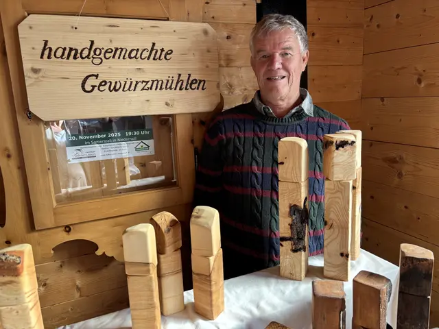 Peter Rattensperger mit seinen Gewürzmühlen. | Foto: Voithofer