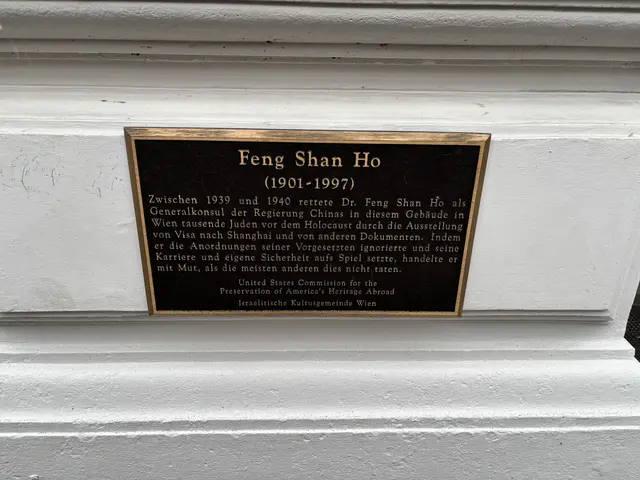 Trotz zahlreicher Widerstände – auch seitens seines Vorgesetzten – stellte Ho Feng Shan unermüdlich Visum um Visum aus. Eine weitere Gedenktafel in der Johannesgasse 22 erinnert heute an sein selbstloses Handeln. | Foto: Kevin Chi/MeinBezirk