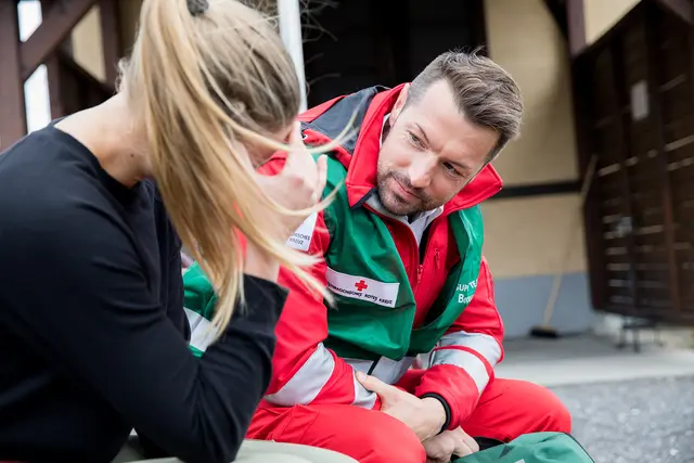 Auch ein Kriseninterventionsteam war vor Ort, um Zeugen zu betreuen, die den tragischen Vorfall miterlebt hatten. | Foto: Rotes Kreuz