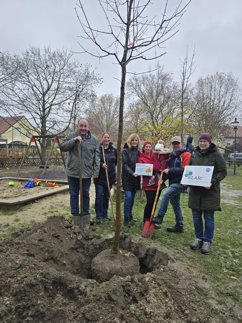 Langenzersdorfs Bürgermeister Andreas Arbesser (im Bild links) half bei der Aktion tatkräftig mit.  | Foto: Marktgemeinde Langenzersdorf