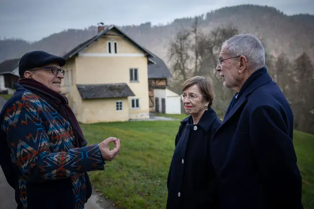 Vor dem Elternhaus der Rosa Beer: Klaus Pumberger (l.) mit Doris Schmidauer und Bundespräsident Alexander Van der Bellen. | Foto: Peter Lechner/HBF