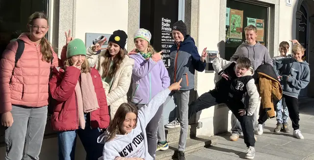 Schülerinnen und Schüler der MS Neumarkt vor der Aufzeichnung ihrer Sendung im Freien Radio Freistadt. | Foto: Johanna Breiteneder