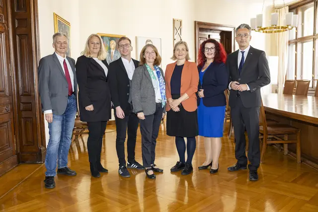 "Aufgemascherlt" für die Gemeinderatssitzung: Die Grazer Stadtregierung bestehtend aus Manfred Eber, Claudia Unger, Robert Krotzer, Elke Kahr, Judith Schwentner, Claudia Schönbacher und Kurt Hohensinner (v. l.)  | Foto: Stadt Graz/Foto Fischer