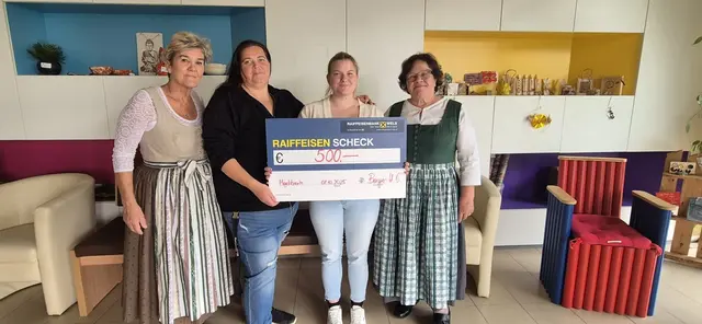 Große Spendenübergabe der Goldhauben an lokale Ausbildungseinrichtungen in Marchtrenk. | Foto: Goldhaubenverein Marchtrenk