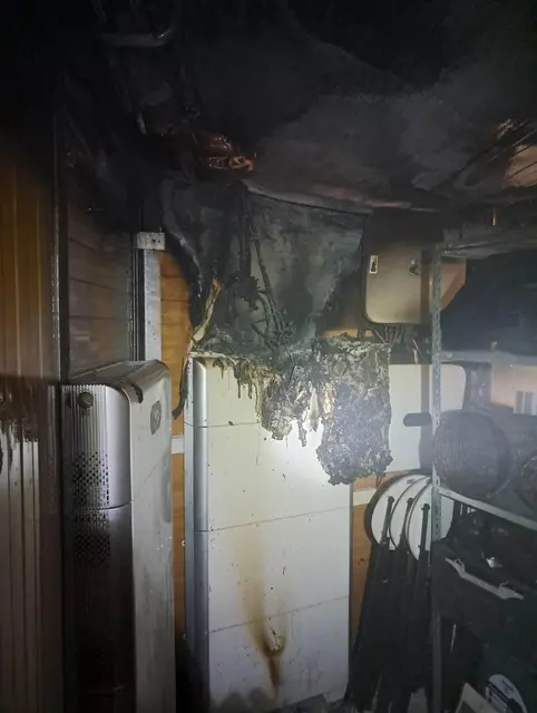 Es handelte sich um einen Schwelbrand im Bereich des Carports. Eine PV-Anlage mitsamt des Speichersystems war direkt vom Brandgeschehen betroffen. | Foto: Freiwillige Feuerwehr St. Thomas am Zeiselberg