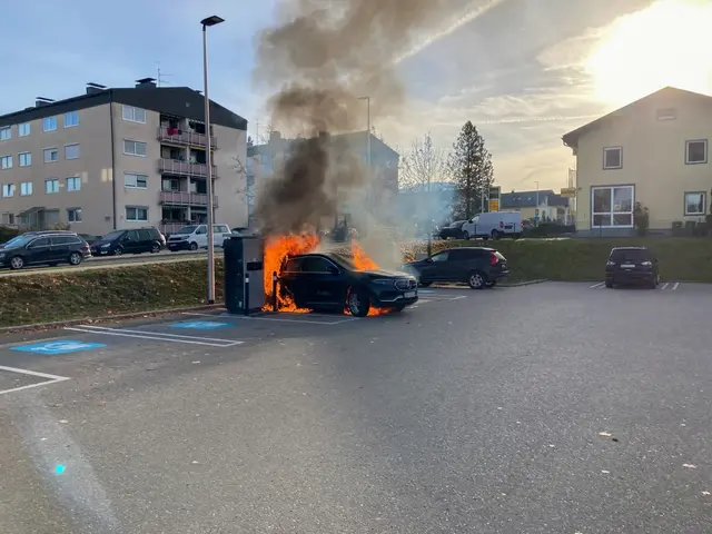 Beim Eintreffen der Feuerwehr stand das Fahrzeug bereits in Flammen. | Foto: Freiwillige Feuerwehr Oberndorf