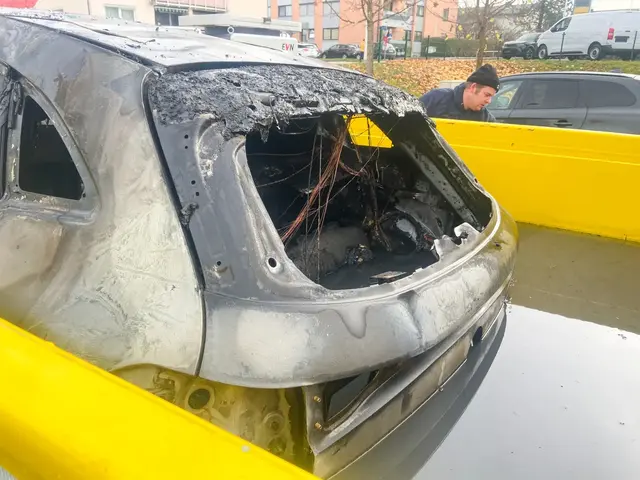 Um eine mögliche Nachentzündung zu verhindern, wurde das ausgebrannte E-Auto mit einem Ladekran in einen mit Wasser gefluteten Hochvolt-Quarantänecontainer gehoben. | Foto: Freiwillige Feuerwehr Oberndorf