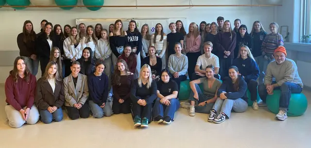 Die Wolfsberger HLW-Schülerinnen und Schüler mit Hans Mrak. | Foto: Privat