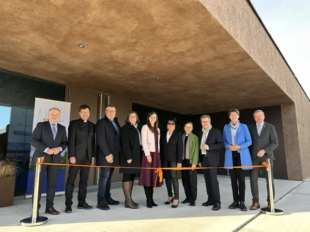 Die Verabschiedungshalle wurde offiziell eröffnet: Joseg Ramharter, Josef Rennhofer, Dietmar Datler, Marlene Böhm-Lauter, Viktoria Hutter, Ingeborg Österreicher, Dace Dislere-Musta, Christian Mang, Martina Diesner-Wais und Gottfried Waldhäusl (v.l.) | Foto: Stadtgemeinde Waidhofen/Thaya
