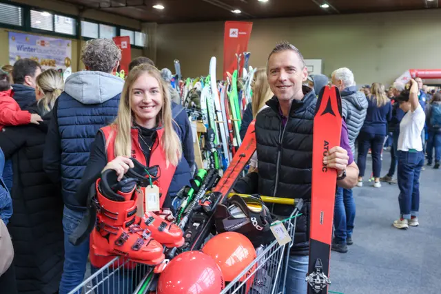 AK-Präsident und ÖGB-Landesgeschäftsführer Peter Eder mit Wintertauschbörsen-Koordinatorin Ines Emersberger | Foto: AK Salzburg/Rieger