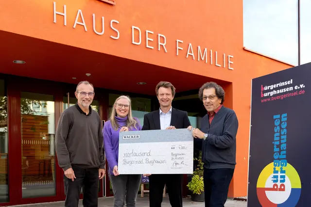 Der stv. Wacker-Werkleiter Stefan Henn (2. v. r.) überreicht den symbolischen Spendenscheck an Michael Schneiderhan vom Organisationsteam (1. v. l.) sowie Elli Huster (2. v. l.) und Josef Schweighofer (1. v. r.) von der Bürgerinsel Burghausen. | Foto: Wacker Chemie AG