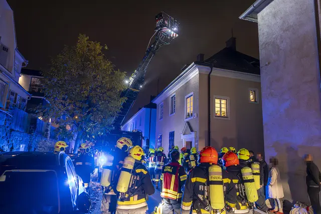 Kurz vor 19 Uhr rückten alle fünf Feuerwachen – Egelsee, Rehberg, Gneixendorf, Hauptwache und Krems-Süd – gemeinsam mit dem Roten Kreuz Krems und der Polizei zum Einsatzort aus. | Foto: Manfred Wimmer