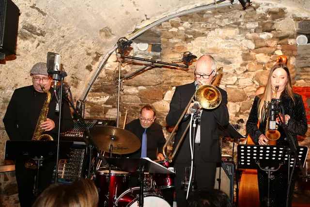 Johannes Herrlich – Posaune, Herwig Gradischnig – Tenorsaxophon, Madeleine Joel – Gesang und Altsaxophon, Klemens Marktl – Schlagzeug, Stephan „Pista“ Bartus – Kontrabass und Rob Bargad – Piano und Keyboard. | Foto: JazzClub Drosendorf