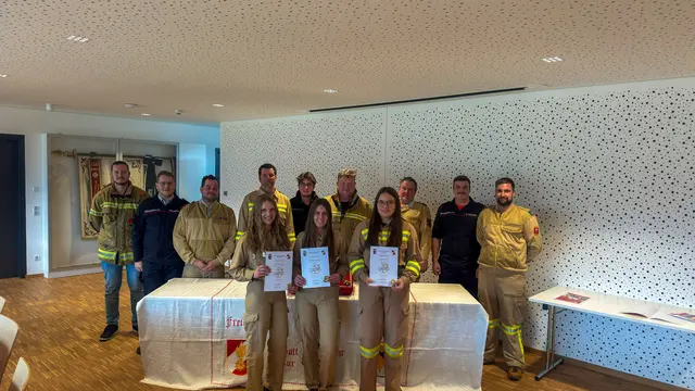 Vorne, v. re., die drei erfolgreichen jungen Feuerwehrfrauen: Anna Neumann, Marlene Fuchsberger und Sophie Schitter. Die Drei absolvierten am 15. November 2025 jeweils das Feuerwehrjugendleistungsabzeichen (FJLA) in Gold. | Foto: BSBÖ OVI Keidel Thomas