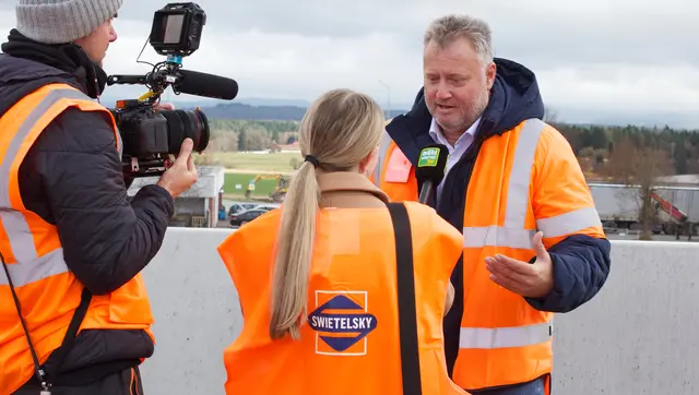 Peter Handlos (r.), Bezirksparteichef und Verkehrssprecher der FPÖ Oberösterreich, im Interview mit Mühlviertel TV. | Foto: MeinBezirk/Justin Pröll