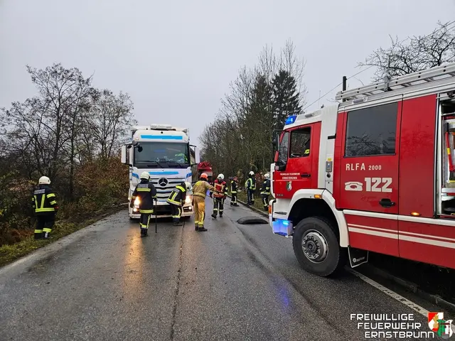 Die B6 war dreieinhalb Stunden gesperrt.  | Foto: FF Ernstbrunn