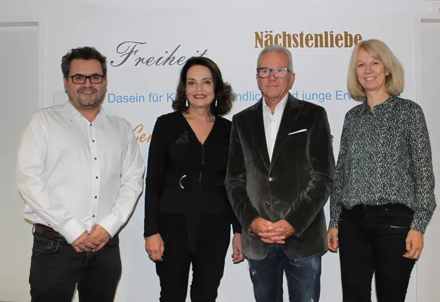 Andrea Brunhofer von den Frühen Hilfen im Diakonie Zentrum Spattstraße freut sich über die Spende, die von Hannes Lehner und seiner Gattin Christa Lehner-Hochreiter überreicht wurde. Am Bild von links Edgar Hagmüller, Diakonie Zentrum Spattstraße; Christa Lehner-Hochreiter, Hannes Lehner, Andrea Brunhofer (DZS). | Foto: Diakonie Zentrum Spattstraße (DZS)