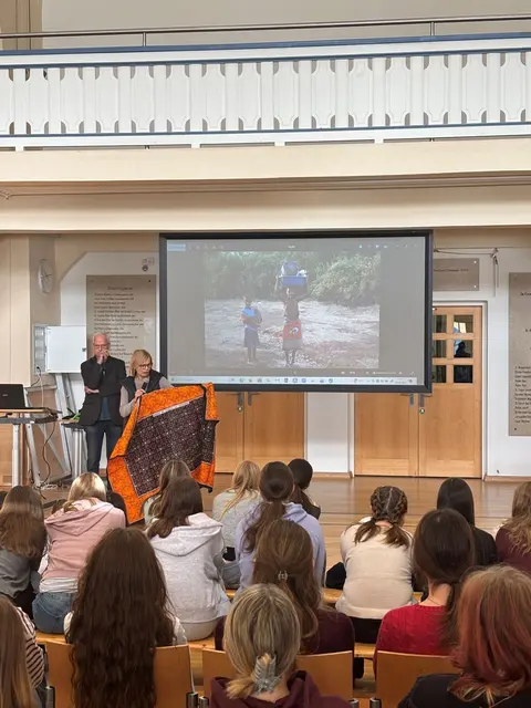 Vortrag vom Verein "Schulen für Afrika" an der HLW Wolfgangsee. | Foto: HLW Wolfgangsee