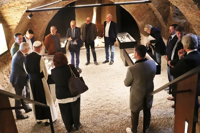Im Gewölbekeller unterhalb der Kreuzkapelle im Stift Rein wurde das Stein.Zeit.Museum eröffnet.  | Foto: Edith Ertl