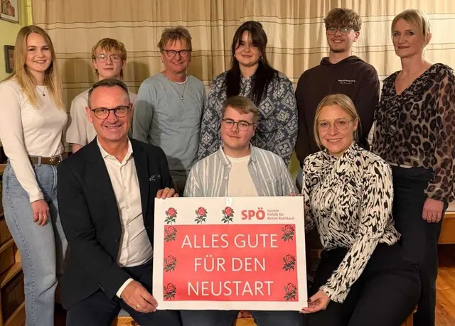 1. Reihe (sitzend, v. l.): Bezirksvorsitzender Bürgermeister Dominik Reisinger, Orstparteivorsitzender Fabio Meisinger und Landesgeschäftsführerin Nicole Trudenberger.
2. Reihe (v. l.): Kassierin Lisa Witzersdorfer, Schriftführerin-Stellvertreter Moritz Eder, Kassierin-Stellvertreter Reinhard Altendorfer, Kontrollmitglied Alina Witzersdorfer, Vorsitzender-Stellvertreter Alexander Hötzendorfer und Schriftführerin Verena Witzersdorfer. | Foto: SPÖ