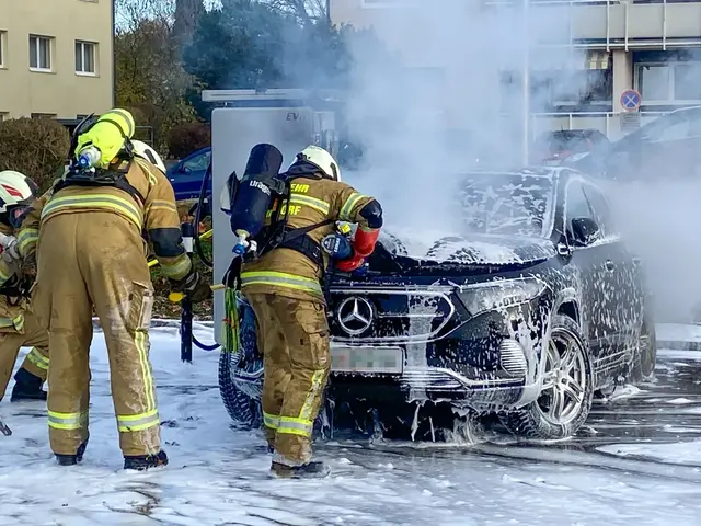 38 Mitglieder der Freiwilligen Feuerwehr Oberndorf waren mit mehreren Fahrzeugen für die Brandbekämpfung im Einsatz. | Foto: Freiwillige Feuerwehr Oberndorf