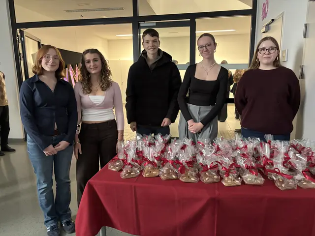 Nach dem Festakt schenkten Schülerinnen und Schüler des Gymnasiums Schärding den Festgästen selbst gebackene Lebkuchen.  | Foto: MeinBezirk/Michelle Bichler