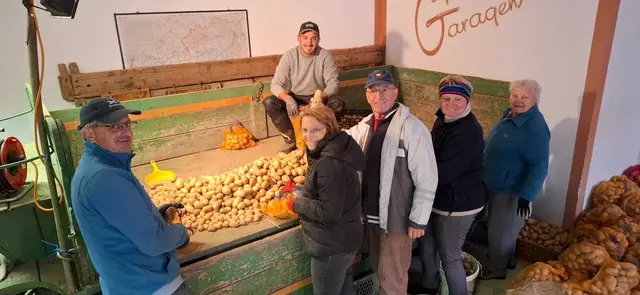 Bio-Landwirt Julian Tröscher und seine Familie bei der Arbeit – viele seiner Kulturen werden händisch gepflegt und geerntet. | Foto: Julian Tröscher