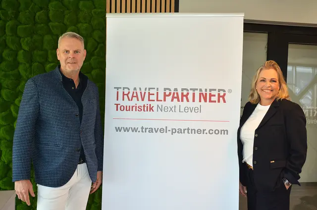 Michael Poot (CEO der Travel Partner Group) und Tanja Poot (Marketingchefin der Travel Partner Group) präsentieren die neue Niederlassung in Schwaz.

 | Foto: TravelPartner