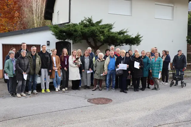 Rund 40 Anrainerinnen und Anrainer sind zur Anrainerversammlung in der Simon-Prem-Straße in Wörgl gekommen. Der Grund: die Wohnstraße wurde plötzlich für den Durchzugsverkehr geöffnet. | Foto: Christiane Nimpf