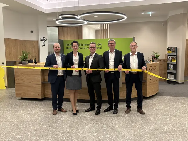 Offizielle Eröffnung: Roland Wagner, Hermine Hummel, Christian Ertl, Christian Weinberger und Kurt Bogg (v.l.) | Foto: Raiffeisenbank im Thayatal