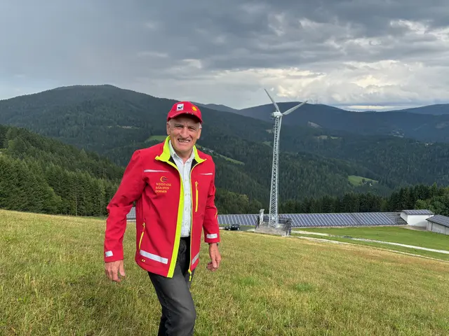Franz Dorner vor seinem Windrad. Er ist ist begeistert: "Jetzt produziere ist Strom sogar in der Nacht." | Foto: Stephan Fugger/MeinBezirk.at