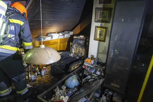 Der Brandherd befand sich im Wohnbereich der Dachgeschosswohnung. | Foto: Manfred Wimmer