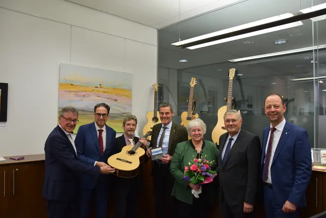 Martin Falk, Helmut Scheidl, Künstler Savio Verra, Bezirkshauptmann Stefan Grusch,
Chorleiterin Ulrike Jordan, Heinrich Nagl und Manfred Hofbauer. | Foto: Sparkasse Horn-Ravelsbach-Kirchberg AG