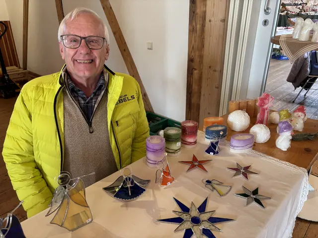 Walter Pletzenauer mit Kerzen und Glasbildern. | Foto: Voithofer