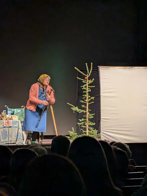 Die Besucherinnen und Besucher des Kabaretts „Ermi-Oma“ erlebten einen ebenso lustigen wie aufschlussreichen Abend über die Tücken des Älterwerdens. | Foto: Richard Kern