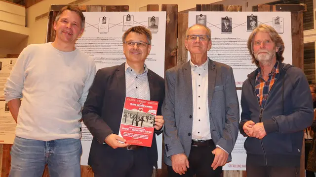 v.l.n.r.: Moderatoren der Veranstaltung: Josef Pohl (Direktor der Volksschule Haiming), Bernd Stigger (Kulturraum Haiming), Manfred Wegleiter (Ortchronist) und Adi Meierkord (Verein Dokumentation Ambergstollen).
 | Foto: Tatschl