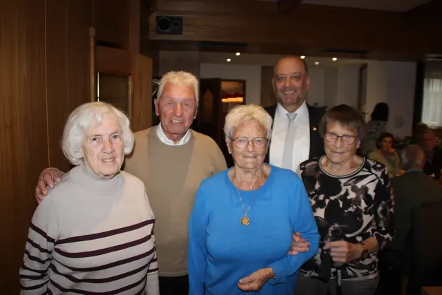 Rüstig und  freudvoll  präsentierten sich die Neunziger mit  Bürgermeister Klaus Gritsch (Hintergrund): Herlinde Partl, Johann Kirchmair, Maria Gritsch und Notburga Seelos (v.l.n.r.) | Foto: Manfred Jordan