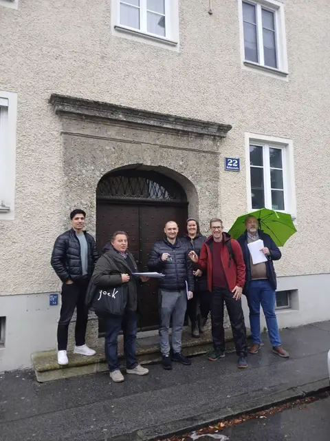 Die erste Familie freut sich über ihre neue Dachgeschosswohnung im Lehner Vierkant, deren Schlüssel Bürgermeister-Stellvertreter Kay-Michael Dankl gemeinsam mit Johannes Innerhofer (KgL, 2. v.l.) am Montag überreichte. | Foto: Stadt Salzburg