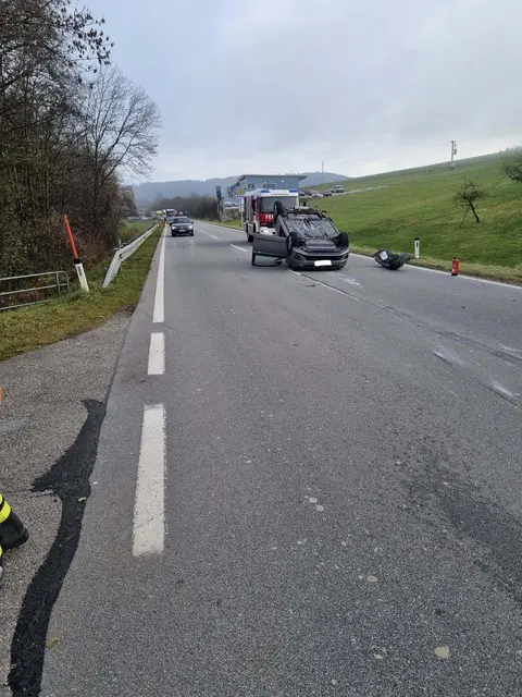 Die Feuerwehr leitete den Verkehr um. | Foto: FF St. Marienkirchen
