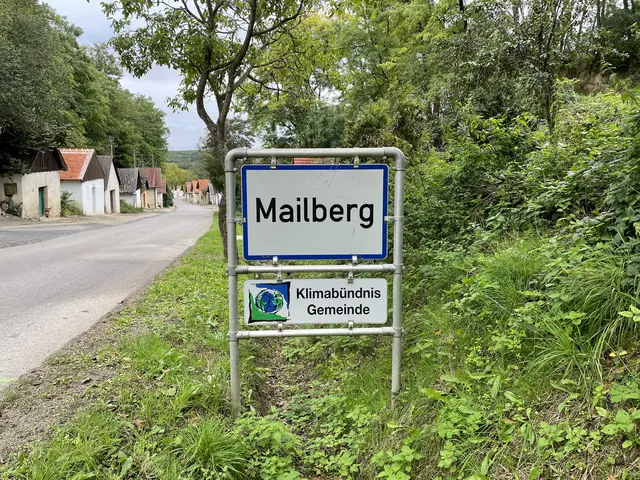 Zwischen Mailberg und Großkadolz üerschlug sich der Anhänger und geriet mit der Ladefläche nach unten zum Liegen. | Foto: Alexandra Goll