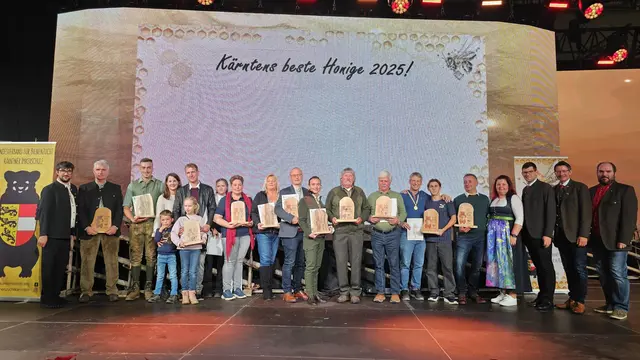 Gruppenfoto aller Sieger 2025. | Foto: Peball/ LV f. Bienenzucht