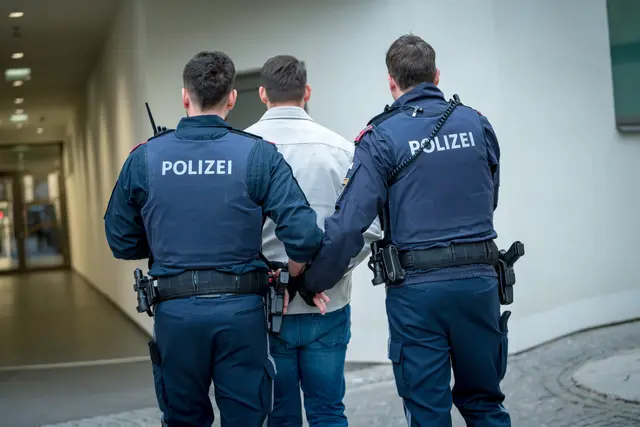 Die Polizei nimmt zwei tatverdächtige Männer fest. | Foto: Bernhard Knaus